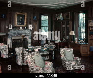 1930s 1940s INTERIOR OF LIBRARY ROOM WITH CHINTZ COVERED CHAIRS AND SOFA IN FRONT OF FIREPLACE FRANKLIN D ROOSEVELT HOME HYDE Stock Photo