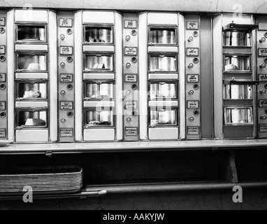 1920s 1930s 1940s 1950s SERIES AUTOMAT CAFETERIA VENDING MACHINE WINDOWS CONTAINING CAKE AND PIE DESSERTS Stock Photo