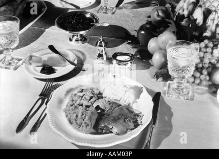 1940s 1950s DINNER TABLE PLACE SETTING MEAL ENTREE Stock Photo