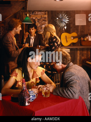 1970s COUPLES MEN WOMEN PARTY TALKING CONVERSATION DRINKING Stock Photo