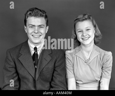 1940s WAIST UP PORTRAIT SMILING YOUNG TEEN COUPLE BOY GIRL Stock Photo