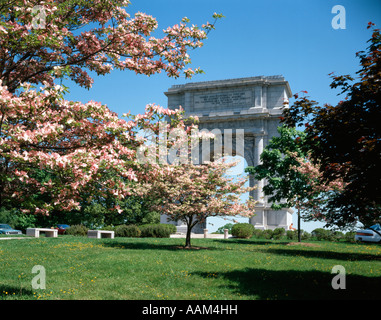 NATIONAL MEMORIAL ARCH DEDICATED JUNE 1917 IN SPRING FLOWERING DOGWOOD TREES VALLEY FORGE NATIONAL PARK PENNSYLVANIA USA Stock Photo