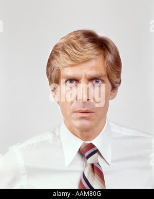 PORTRAIT OF BUSINESS MAN LOOKING AT CAMERA 1970 1970s RETRO Stock Photo