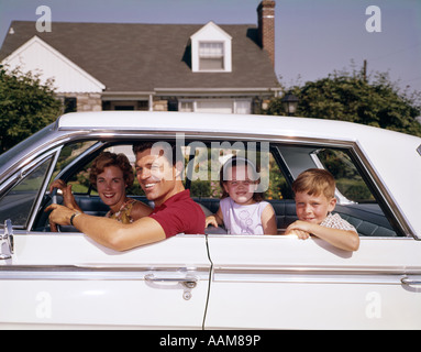 1960s FATHER AND MOTHER WITH SON AND DAUGHTER IN WHITE FOUR DOOR SEDAN MAN WOMAN BOY GIRL TRIP HAPPY SMILING Stock Photo