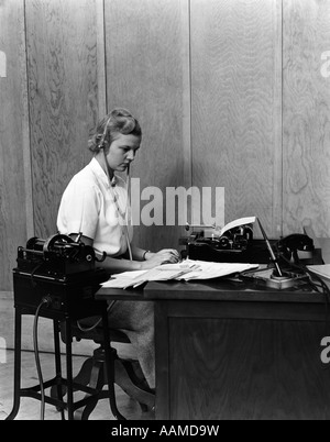 1940s WOMAN TYPING TYPEWRITER SECRETARY WORK BUSINESS Stock Photo - Alamy