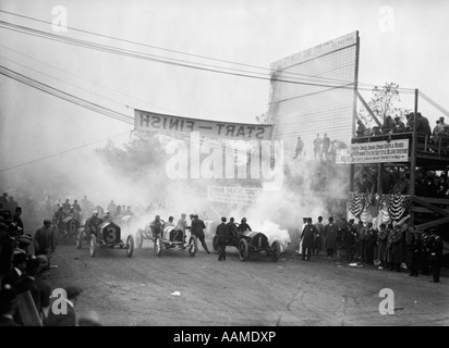 1910 AUTO RACE IN FAIRMOUNT PARK PHILADELPHIA WITH CARS GATHERED AT STARTING LINE KICKING UP DUST Stock Photo