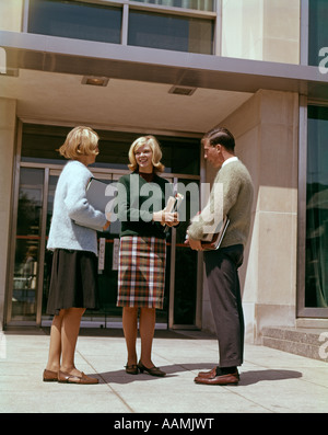 COLLEGE STUDENTS TALKING BOOKS 1960 1960s RETRO Stock Photo