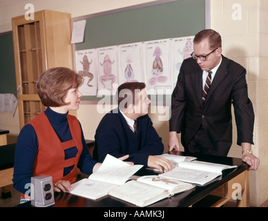 COLLEGE STUDENTS IN CLASS TEACHER STUDYING BIOLOGY 1960 1960s RETRO Stock Photo