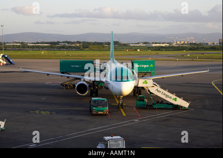 Aer Lingus Airbus A320 211 EI CPG St Aodhan sitting on the apron with steps and aer lingus van being loaded at dublin airport Stock Photo