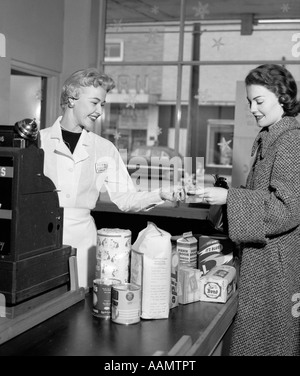 1950s WOMAN GROCERY STORE CHECKOUT FEMALE CASHIER Stock Photo