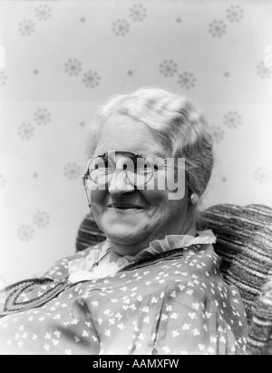 1930s PORTRAIT OF ELDERLY WHITE HAIR WOMAN SMILING WEARING PINCE-NEZ GLASSES Stock Photo