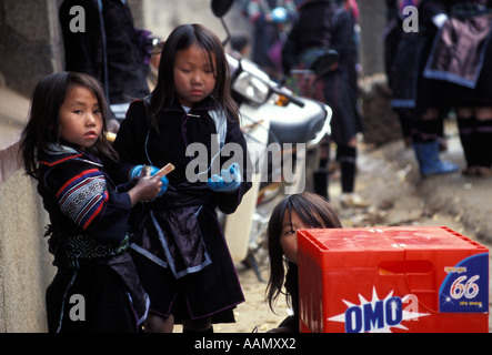 Young Black Hmong ethnic minority children trying to keep warm, Sapa, Tonkinese Alps, North Vietnam Stock Photo