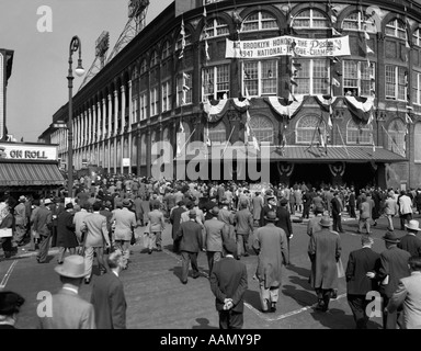 OCTOBER 1947 DODGER BASEBALL FANS POUR INTO MAIN ENTRANCE BROOKLYN BOROUGH EBBETS FIELD NEW YORK CITY USA Stock Photo