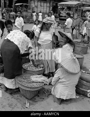 1930s 1940s GROUP OF WOMEN IN NATIVE FOOD VEGETABLE MARKET MANILA PHILIPPINE ISLANDS PHILIPPINES Stock Photo