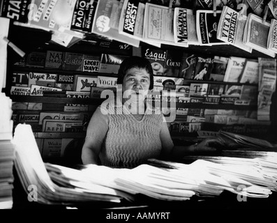 1930s WOMAN SELLING MAGAZINES NYC SIDEWALK NEWSSTAND NEWS STAND NEWSPAPERS 42ND STREET MADISON AVENUE NEW YORK CITY USA Stock Photo