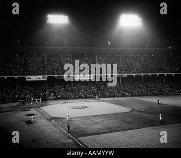 1940s 1947 BASEBALL GAME EBBETS FIELD BROOKLYN NEW YORK PLAYERS STANDING FOR NATIONAL ANTHEM Stock Photo