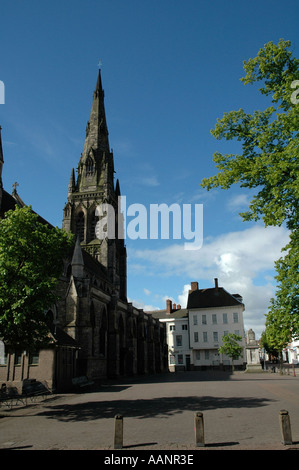 Lichfield market square Staffordshire England showing Dr Johnson s birthplace museum and St Mary s Church Stock Photo