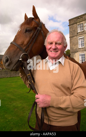 RACEHORSE TRAINER MILTON BRADLEY AT HIS MEADS FARM STABLES WITH JUWWI OCT 2000 Stock Photo