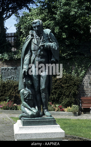 Robert Owen statue, Newtown, Powys, Wales, UK Stock Photo