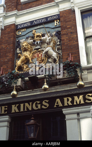 Coat of arms of King George III above the Kings Arms pub, Newcomen Street, London Stock Photo
