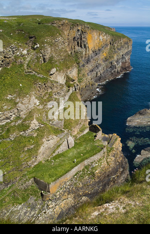 dh WHALIGOE CAITHNESS Steep stone steps to cove harbour carved out of seacliff and tourist dh WHALIGOE CAITHNESS Steep stone steps to cove harbour carved out of seacliff and tourist