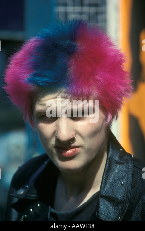 Punk fashion 1980s UK. Punks hairdo style unusual coloured hair Kings Road, Chelsea London England 80s HOMER SYKES Stock Photo