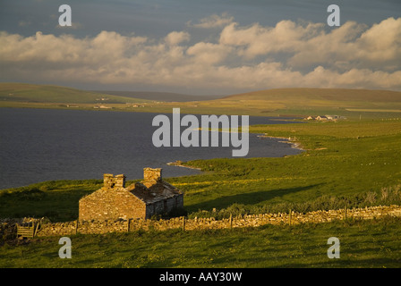 dh Loch of Boardhouse BIRSAY ORKNEY Ruined derelict croft cottage lochside hillside at dusk countryside uk remote desolate house building abandoned Stock Photo