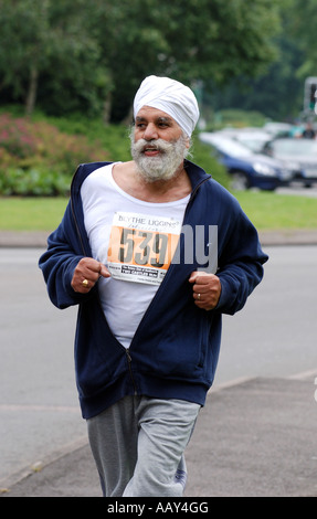 Sikh man in Two Castles 10k race between Warwick and Kenilworth Castle, Warwickshire, England, UK Stock Photo