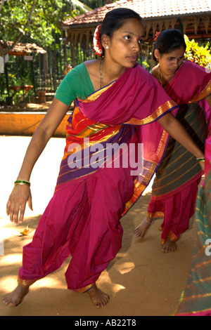 Indian Women in Traditional Sari. Goa Editorial Stock Image - Image of  clothing, tropical: 22304959