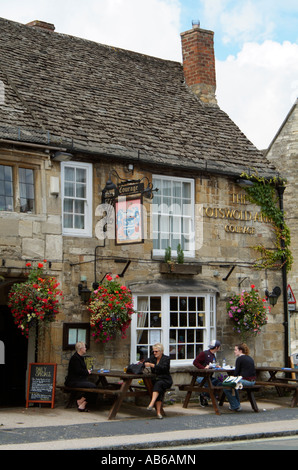 English pub in Burford Oxfordshire England UK Town centre and the main street Stock Photo