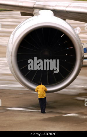 777なーなページ inspecting-the-engine-of-a-