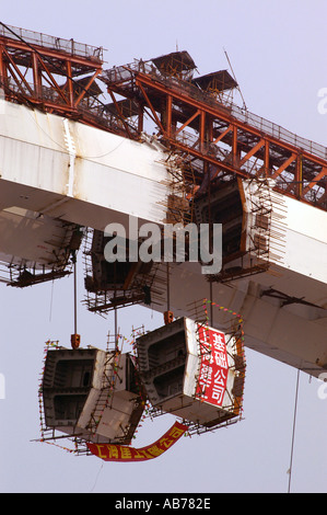 Lupu Bridge in Shanghai under construction over Huangpu River 2002 Stock Photo