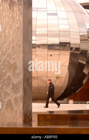 A WATER FEATURE AND MIRRORED SPHERE THE AT BRISTOL LEARNING CENTRE MILLENNIUM SQUARE UK Stock Photo