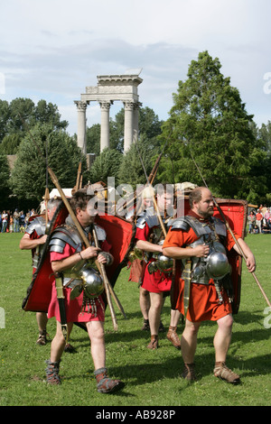 DEU Germany Xanten Romans festival in the Archeological Park Historic show of daily life of normal people and military personal Stock Photo