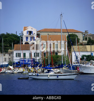 Captain’s Cabin and harbour side café with yacht and crew aboard in front Fiscardo Cephalonia Island Greek Islands Greece Stock Photo