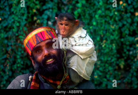 CMP70409 Madari monkey trainer with his monkey in clothes at Kulu Manali Himachal Pradesh India Stock Photo