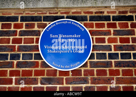 Blue plaque for Sam Wanamaker at Shakespeares Globe  Theatre, London Stock Photo