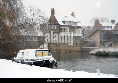House boat in front of 'Darwin College Cambridge' on the 'River Cam' in the winter Stock Photo