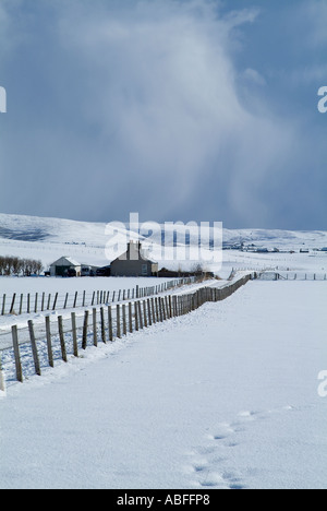 dh Russland HARRAY ORKNEY Cottage grey storm clouds snowscape wintery remote road scotland winter snow field rural uk Stock Photo