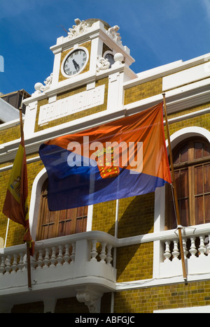 dh Calle de Leon Y Castillo ARRECIFE LANZAROTE Island city hall and Lanzarote flag Stock Photo