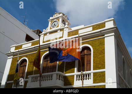 dh Calle de Leon Y Castillo ARRECIFE LANZAROTE Island city hall and Lanzarote flag Stock Photo