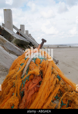 WOODEN SEA DEFENCES WITH NYLON LINE ROPE HANGING FROM IT HAPPISBURGH NORFOLK EAST ANGLIA ENGLAND UK Stock Photo