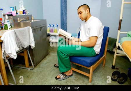 Inmate reading in his cell in Cardiff Prison South Wales UK THIS IMAGE MUST BE USED IN A POSITIVE MANNER Stock Photo