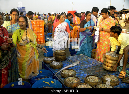 SUB78849 Indian buyers and customers bargaining with fisherwoman Versova fish market Bombay now Mumbai India Stock Photo