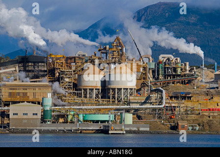 The Zinifex zinc refinery on the Derwent River at Hobart Tasmania Stock Photo