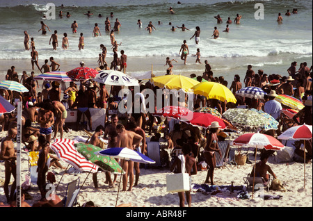 https://l450v.alamy.com/450v/abr48f/rio-de-janeiro-brazil-busy-beach-with-people-on-the-beach-and-in-the-abr48f.jpg