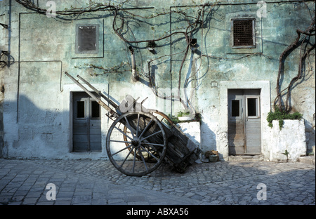 Matera, Hausfassade mit Karren, Stock Photo
