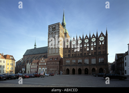 Stralsund, Alter Markt, Rathaus und Nikolaikirche von Norden Stock Photo