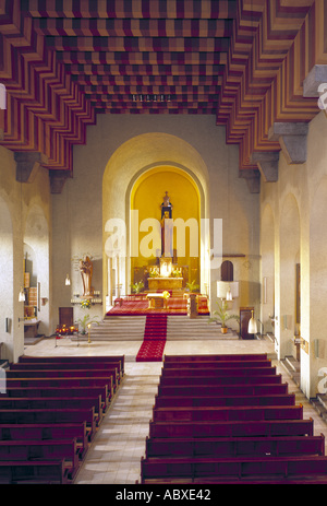 Würzburg Herz-Jesu-Kirche der Mariannhiller Missionare Innenraum mit dem monumentalisierenden Rabitzgewölbe und dem indirekt bel Stock Photo