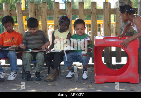 PHOTOGRAPH BY HOWARD BARLOW Children Reading at Gorton Primary School Manchester Stock Photo